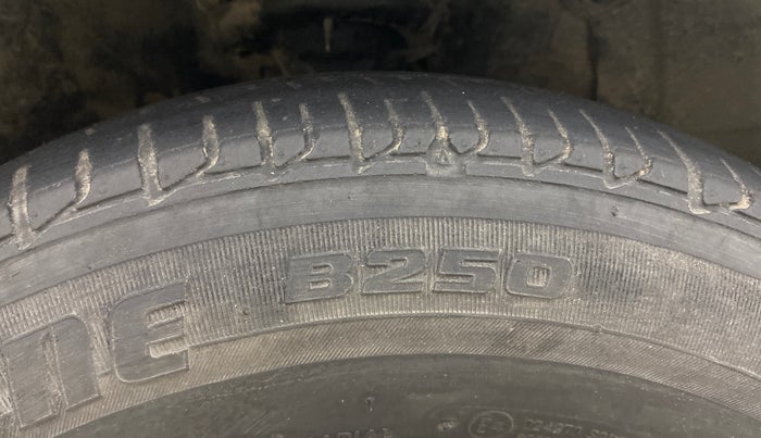 2016 Hyundai Elite i20 MAGNA 1.4 CRDI, Diesel, Manual, 1,12,140 km, Right Front Tyre Tread