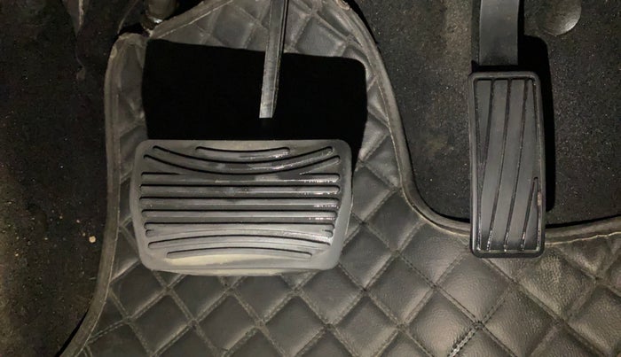 2021 Mahindra XUV700 AX 7 LUXURY P AT 7 STR, Petrol, Automatic, 1,21,757 km, Pedals