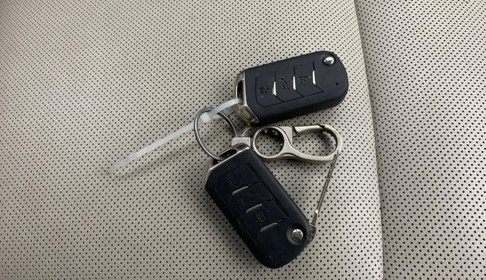 2021 Mahindra XUV700 AX 7 LUXURY P AT 7 STR, Petrol, Automatic, 1,21,757 km, Key Close Up