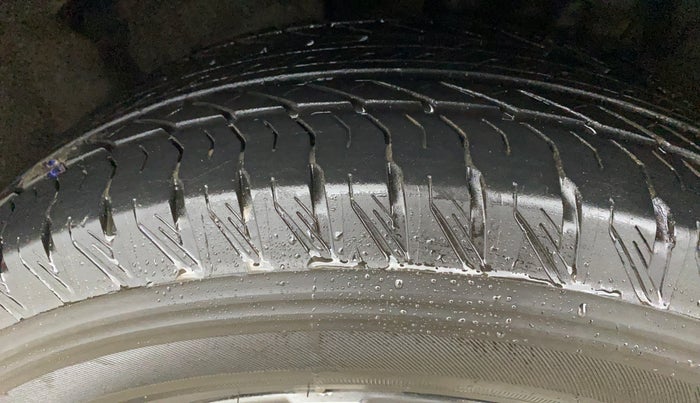 2021 Mahindra XUV700 AX 7 LUXURY P AT 7 STR, Petrol, Automatic, 1,21,757 km, Left Front Tyre Tread