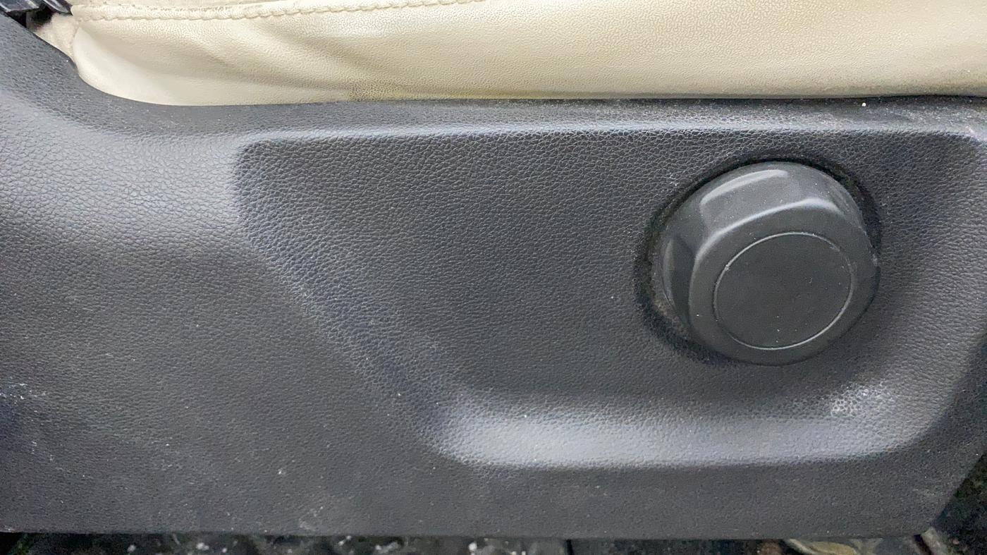 2021 Mahindra XUV700 AX 7 LUXURY P AT 7 STR, Petrol, Automatic, 1,21,757 km, Driver Side Adjustment Panel