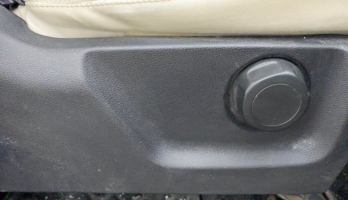 2021 Mahindra XUV700 AX 7 LUXURY P AT 7 STR, Petrol, Automatic, 1,21,757 km, Driver Side Adjustment Panel