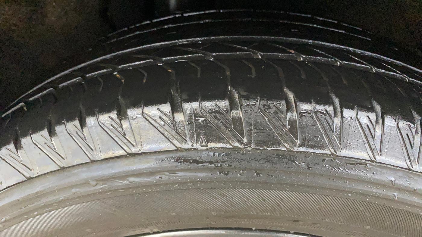 2021 Mahindra XUV700 AX 7 LUXURY P AT 7 STR, Petrol, Automatic, 1,21,757 km, Right Rear Tyre Tread
