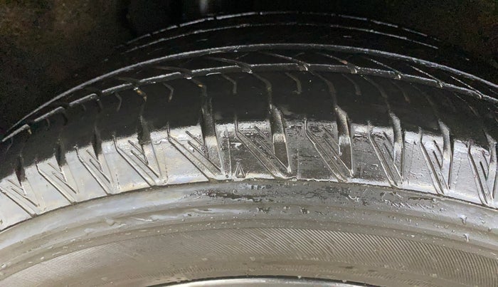 2021 Mahindra XUV700 AX 7 LUXURY P AT 7 STR, Petrol, Automatic, 1,21,757 km, Right Rear Tyre Tread