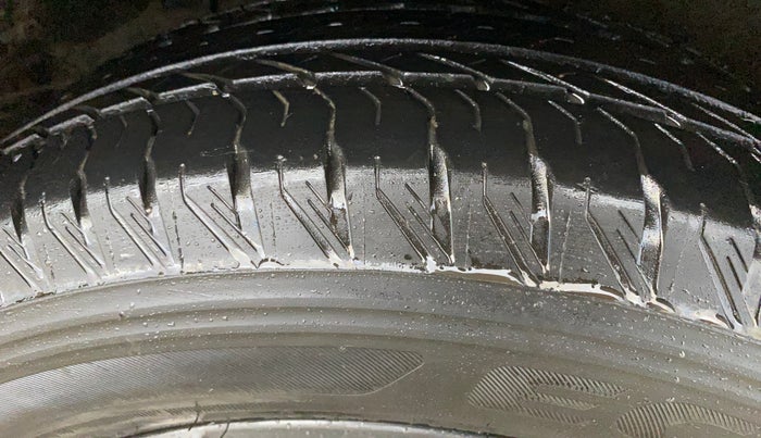 2021 Mahindra XUV700 AX 7 LUXURY P AT 7 STR, Petrol, Automatic, 1,21,757 km, Right Front Tyre Tread