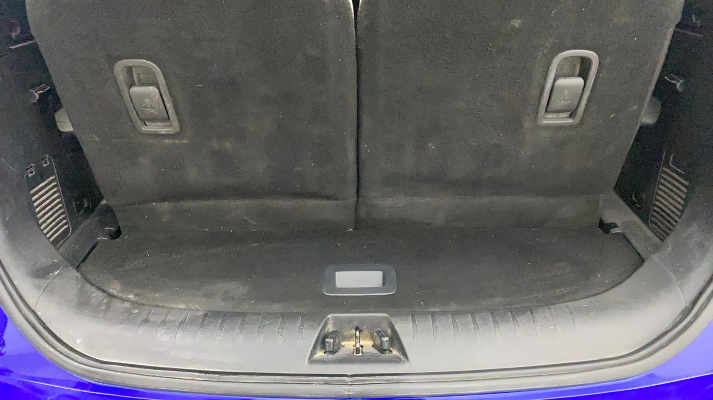 2021 Mahindra XUV700 AX 7 LUXURY P AT 7 STR, Petrol, Automatic, 1,21,757 km, Boot Inside