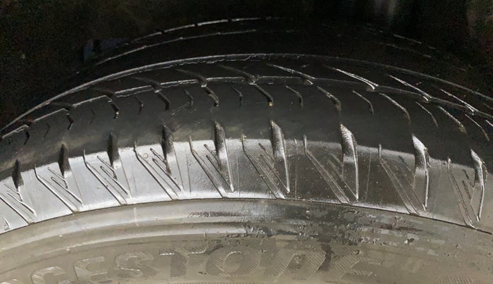 2021 Mahindra XUV700 AX 7 LUXURY P AT 7 STR, Petrol, Automatic, 1,21,757 km, Left Rear Tyre Tread