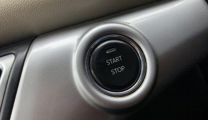 2021 Mahindra XUV700 AX 7 LUXURY P AT 7 STR, Petrol, Automatic, 1,21,757 km, Keyless Start/ Stop Button