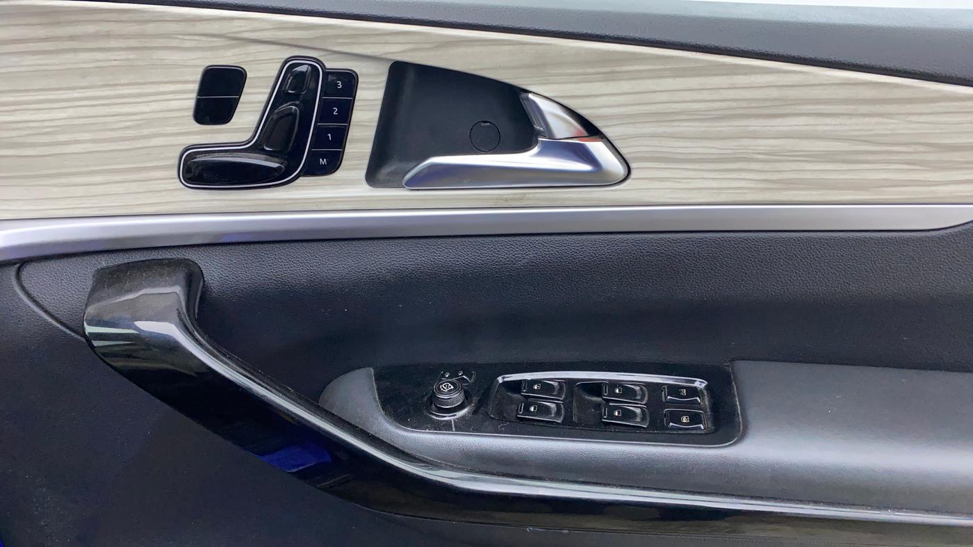 2021 Mahindra XUV700 AX 7 LUXURY P AT 7 STR, Petrol, Automatic, 1,21,757 km, Driver Side Door Panels Control
