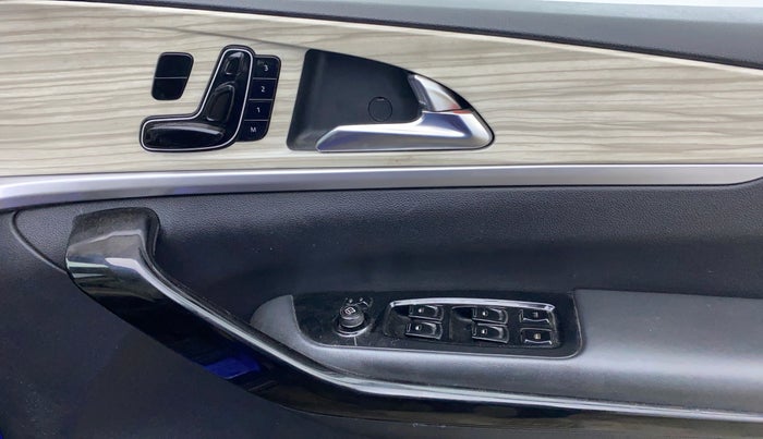 2021 Mahindra XUV700 AX 7 LUXURY P AT 7 STR, Petrol, Automatic, 1,21,757 km, Driver Side Door Panels Control