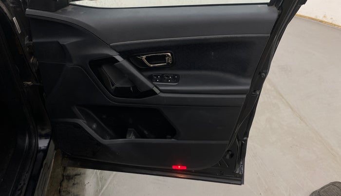 2022 Tata Harrier XZ PLUS 2.0L DARK EDITION, Diesel, Manual, 65,617 km, Driver Side Door Panels Control