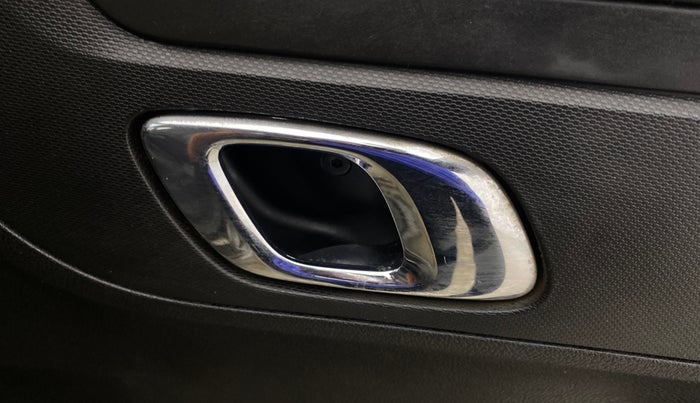 2018 Renault Kwid RXT 1.0 AMT, Petrol, Automatic, 45,654 km, Driver Side Door Panels Control