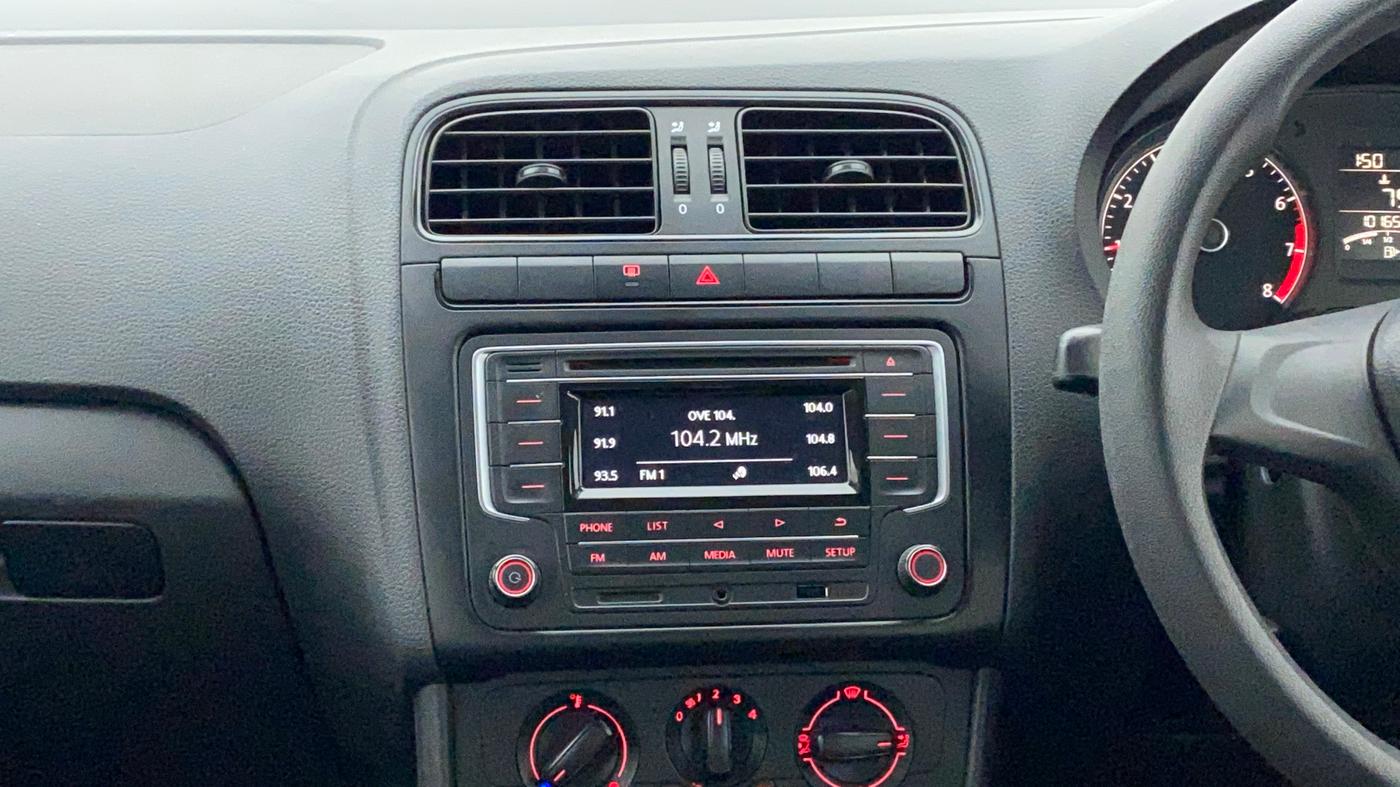 2018 Volkswagen Polo COMFORTLINE 1.0L MPI, Petrol, Manual, 1,01,851 km, Air Conditioner