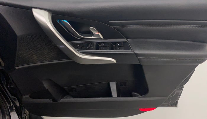 2018 Mahindra XUV500 W11 (O), Diesel, Manual, 89,157 km, Driver Side Door Panels Control