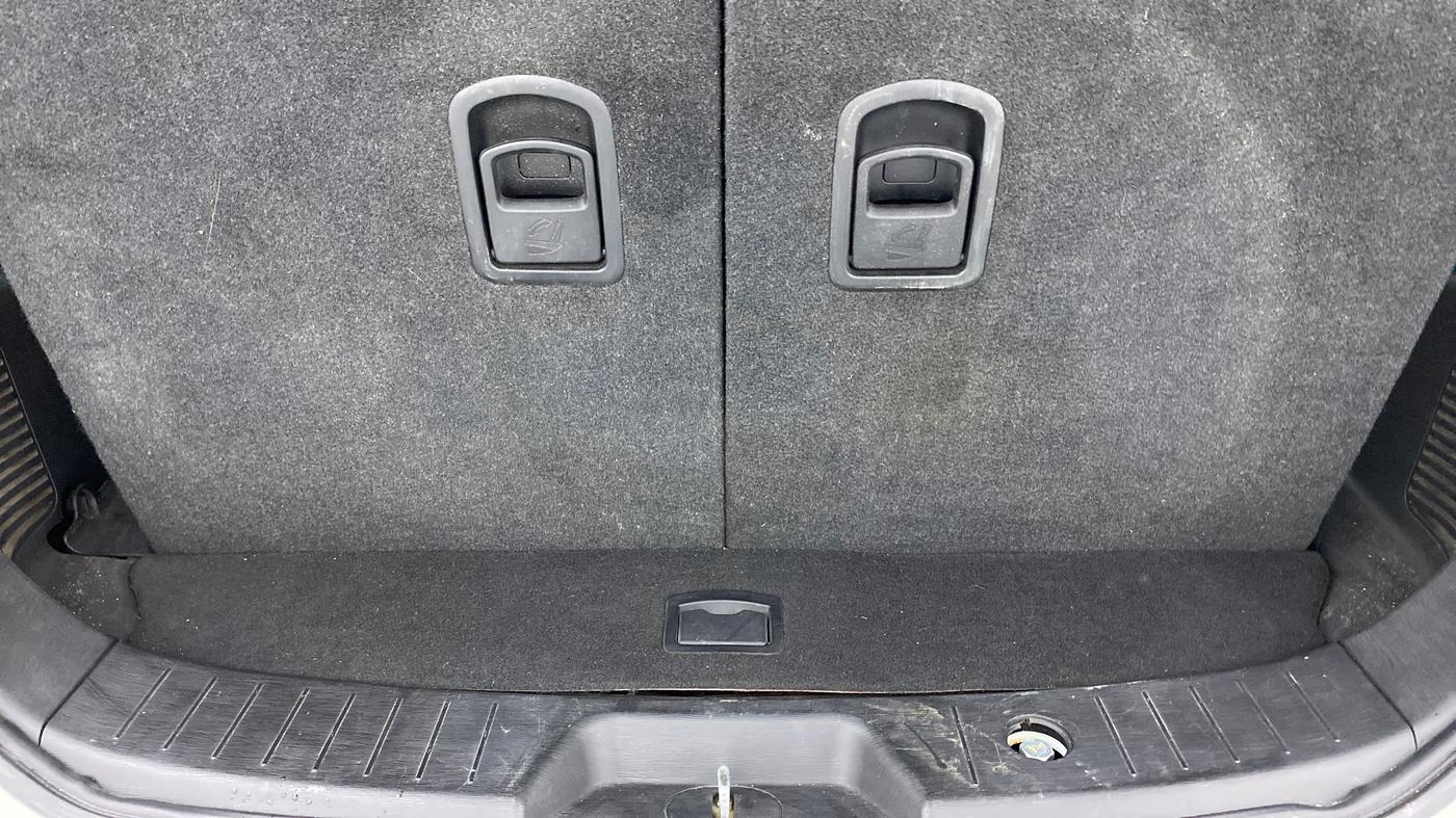 2020 Mahindra XUV500 W9, Diesel, Manual, 42,175 km, Boot Inside