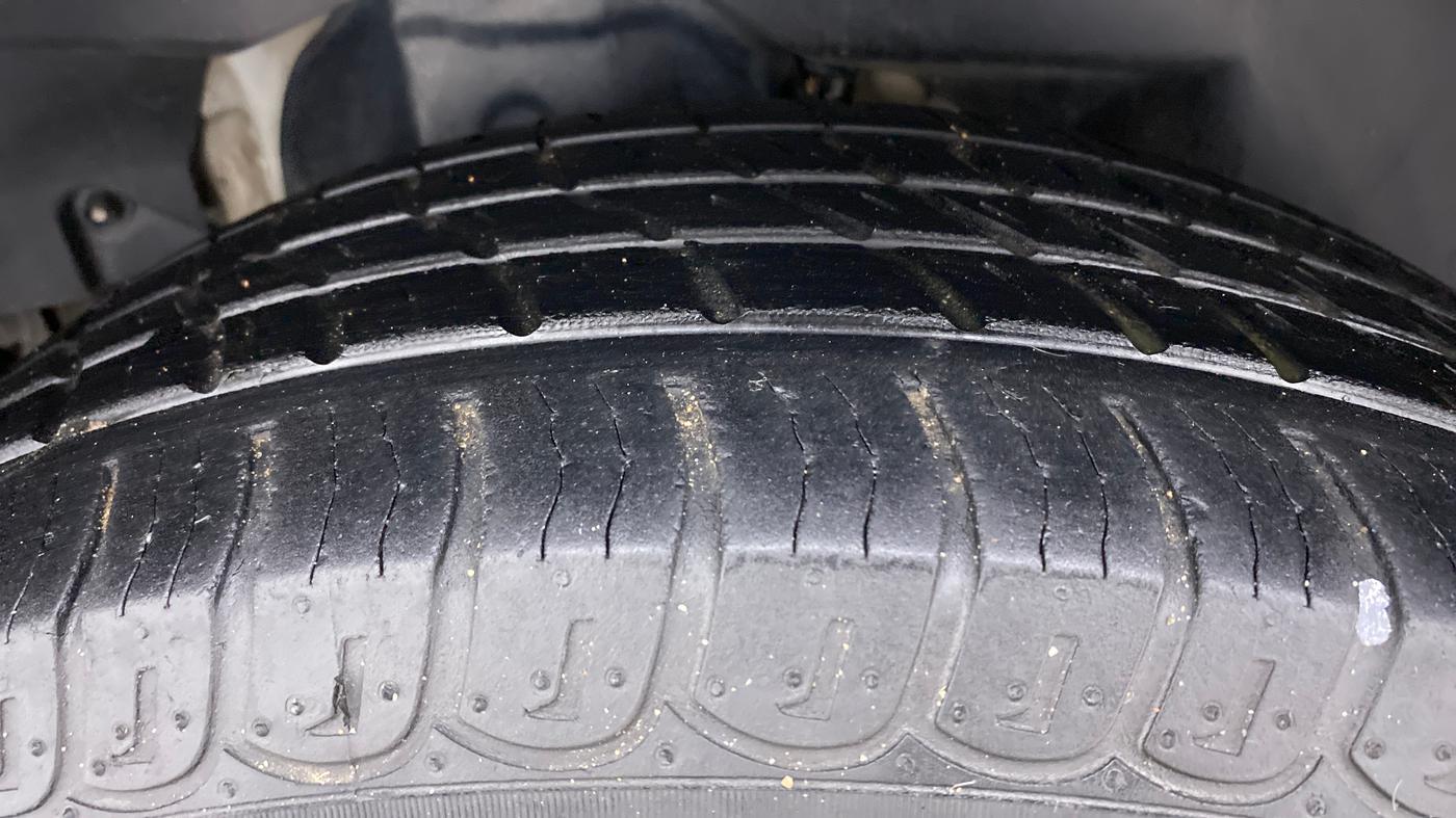 2020 Mahindra XUV500 W9, Diesel, Manual, 42,175 km, Right Rear Tyre Tread