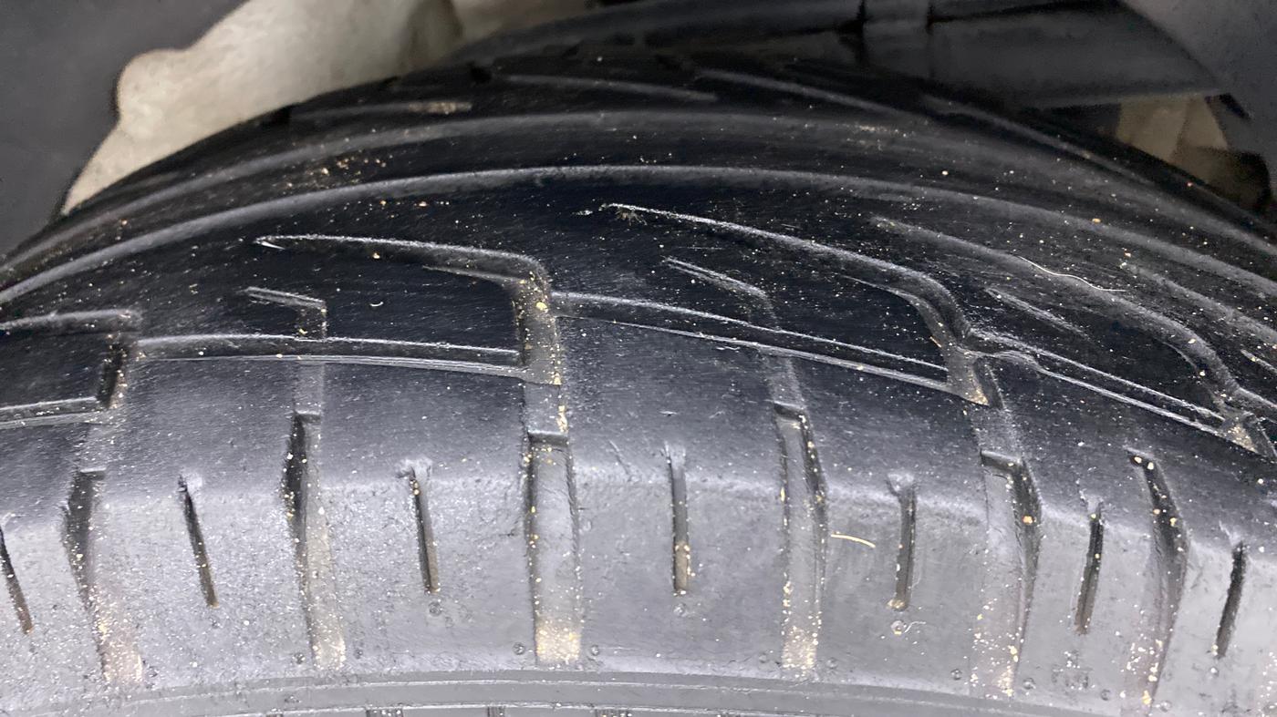 2020 Mahindra XUV500 W9, Diesel, Manual, 42,175 km, Left Rear Tyre Tread