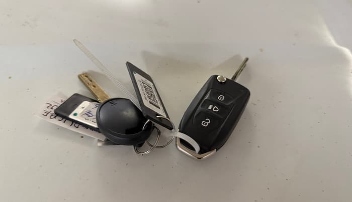 2022 Tata NEXON XM PETROL, Petrol, Manual, 21,606 km, Key Close Up