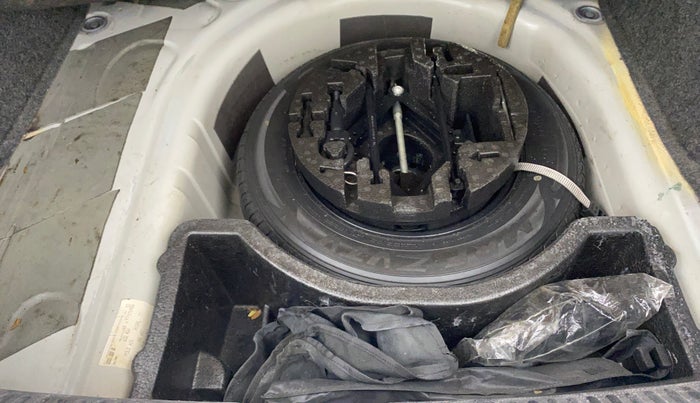 2015 Volkswagen Vento HIGHLINE 1.6 MPI, Petrol, Manual, 57,355 km, Spare Tyre