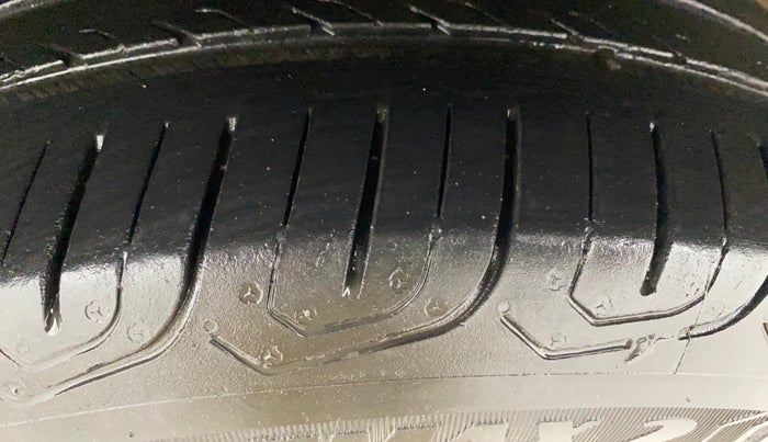 2015 Volkswagen Vento HIGHLINE 1.6 MPI, Petrol, Manual, 57,355 km, Left Front Tyre Tread