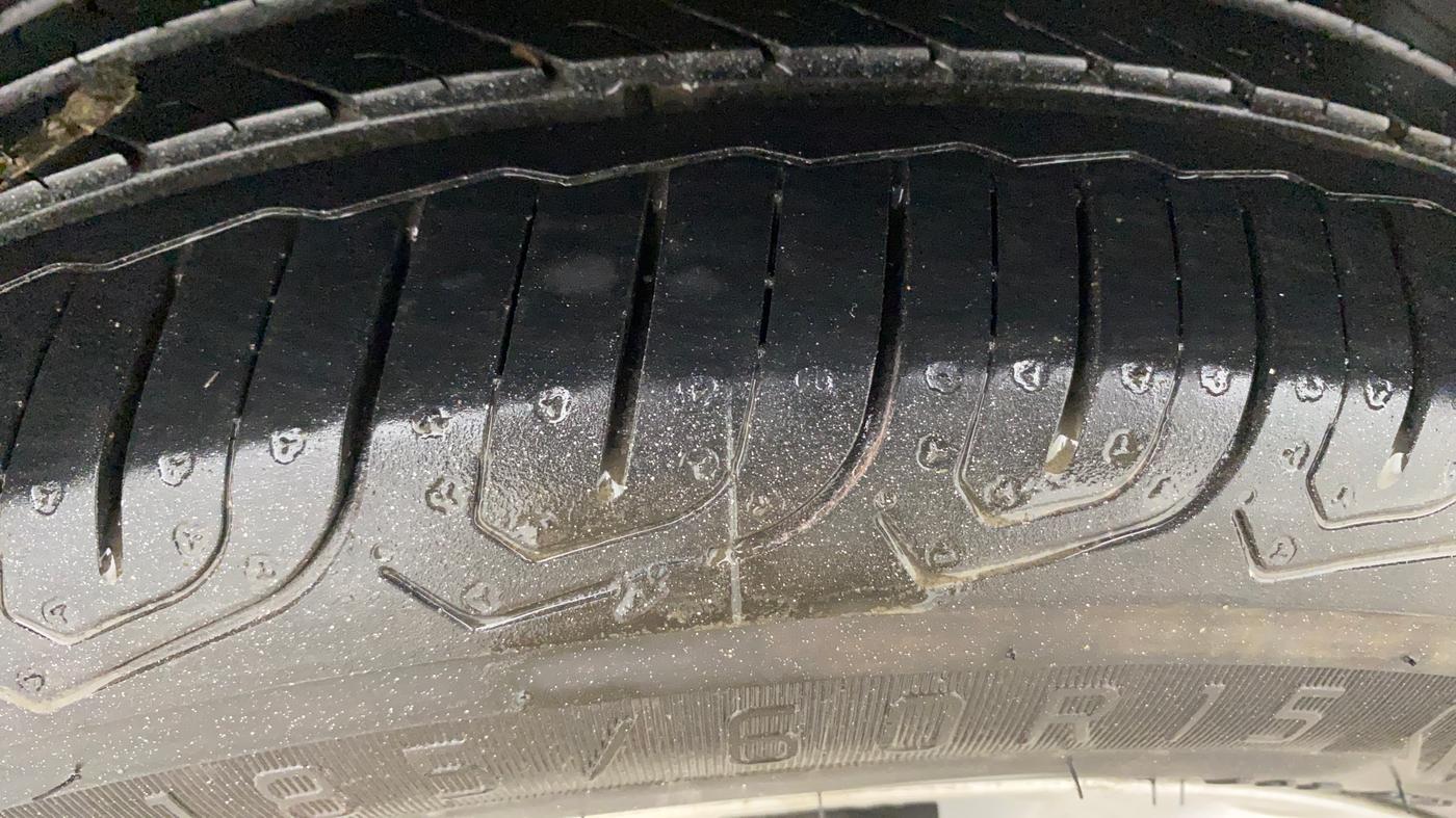 2015 Volkswagen Vento HIGHLINE 1.6 MPI, Petrol, Manual, 57,363 km, Right Rear Tyre Tread