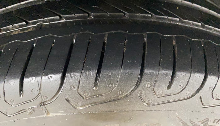 2015 Volkswagen Vento HIGHLINE 1.6 MPI, Petrol, Manual, 57,355 km, Left Rear Tyre Tread