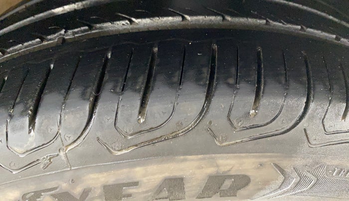 2015 Volkswagen Vento HIGHLINE 1.6 MPI, Petrol, Manual, 57,355 km, Right Front Tyre Tread