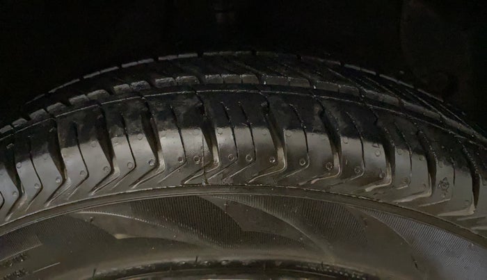 2016 Hyundai Grand i10 MAGNA 1.2 KAPPA VTVT, Petrol, Manual, 69,860 km, Right Front Tyre Tread