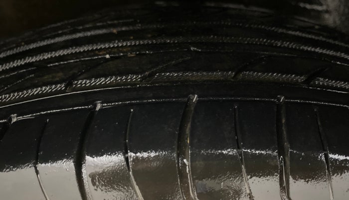 2013 Maruti Ritz VXI, Petrol, Manual, 62,145 km, Right Rear Tyre Tread