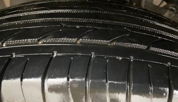 2013 Maruti Ritz VXI, Petrol, Manual, 62,145 km, Left Front Tyre Tread