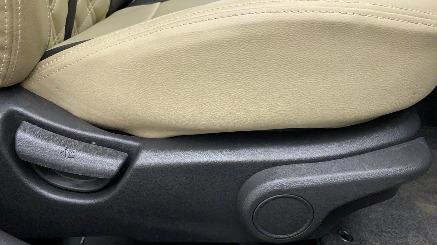 2019 Hyundai Xcent SX 1.2, Petrol, Manual, 2,776 km, Driver Side Adjustment Panel