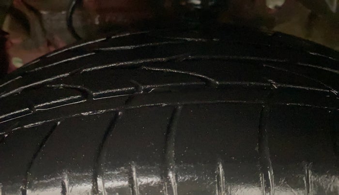 2022 Mahindra XUV300 W8 (O) 1.5 DIESEL AMT, Diesel, Automatic, 32,332 km, Left Front Tyre Tread