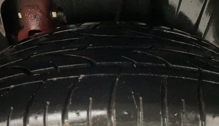 2022 Mahindra XUV300 W8 (O) 1.5 DIESEL AMT, Diesel, Automatic, 32,332 km, Left Rear Tyre Tread