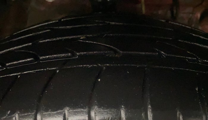 2022 Mahindra XUV300 W8 (O) 1.5 DIESEL AMT, Diesel, Automatic, 32,332 km, Right Front Tyre Tread