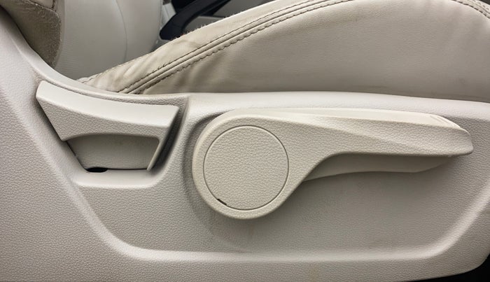 2022 Mahindra XUV300 W8 (O) 1.5 DIESEL AMT, Diesel, Automatic, 32,332 km, Driver Side Adjustment Panel