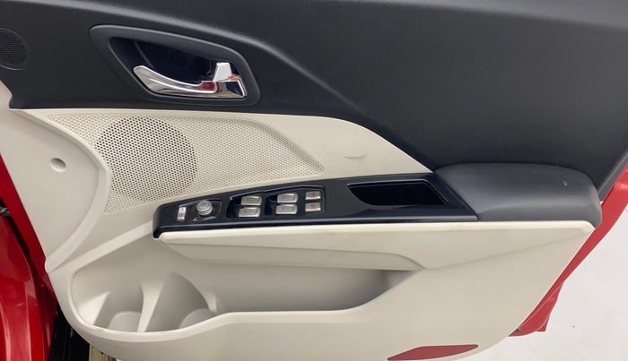 2022 Mahindra XUV300 W8 (O) 1.5 DIESEL AMT, Diesel, Automatic, 32,332 km, Driver Side Door Panels Control