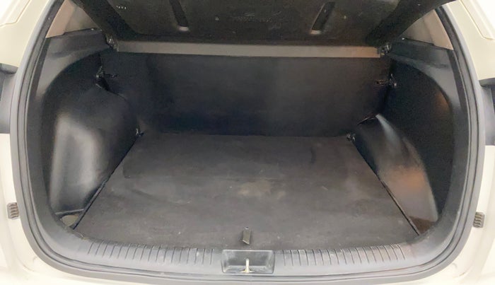 2016 Hyundai Creta SX PLUS 1.6 PETROL, Petrol, Manual, 78,062 km, Boot Inside