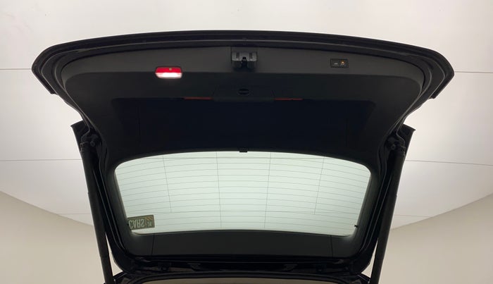 2017 Volkswagen TIGUAN HIGHLINE TDI AT, Diesel, Automatic, 88,461 km, Boot Door Open