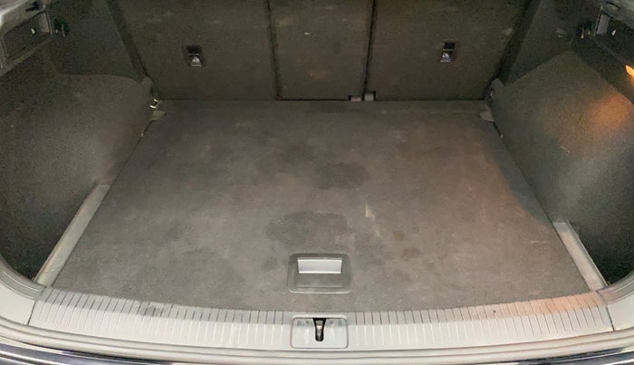 2017 Volkswagen TIGUAN HIGHLINE TDI AT, Diesel, Automatic, 88,461 km, Boot Inside