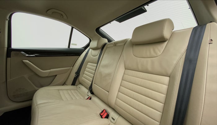 2016 Skoda Octavia 1.8 TSI STYLE PLUS AT, Petrol, Automatic, 48,332 km, Right Side Rear Door Cabin