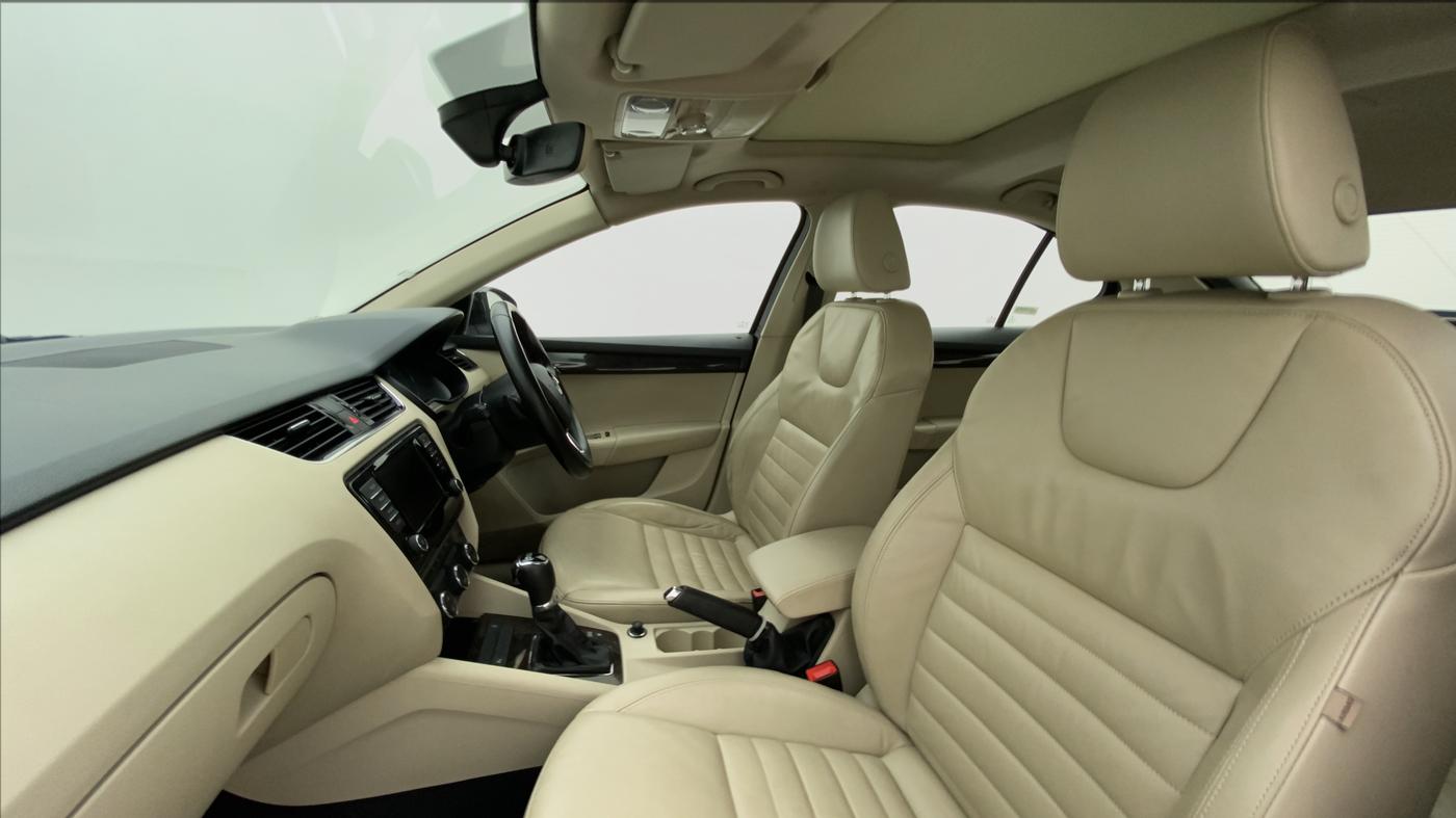 2016 Skoda Octavia 1.8 TSI STYLE PLUS AT, Petrol, Automatic, 48,332 km, Right Side Front Door Cabin