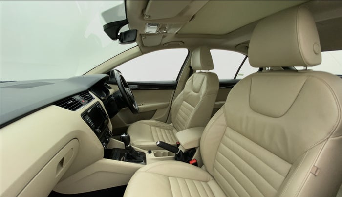 2016 Skoda Octavia 1.8 TSI STYLE PLUS AT, Petrol, Automatic, 48,332 km, Right Side Front Door Cabin