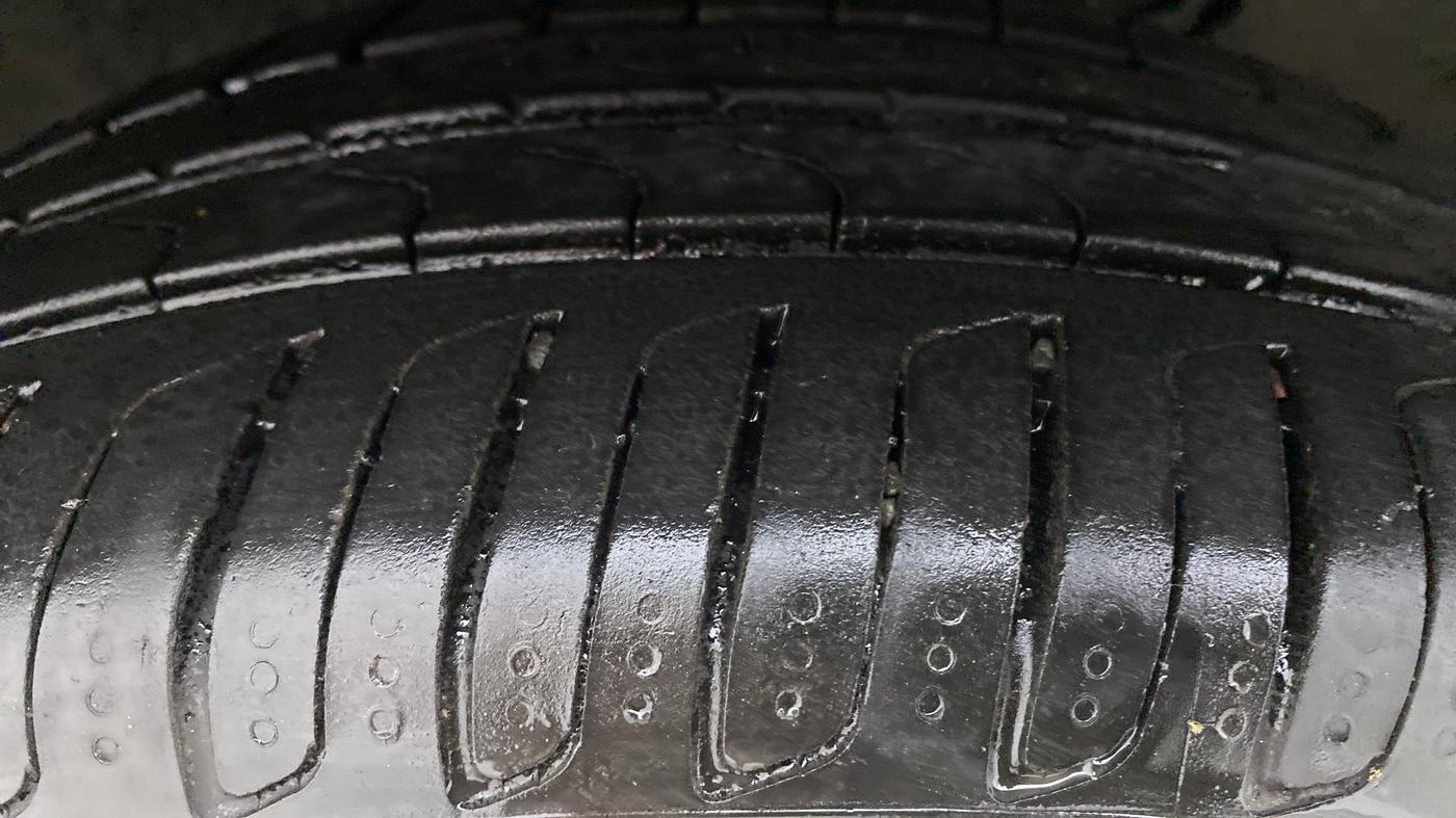 2018 Volkswagen TIGUAN HIGHLINE A/T, Diesel, Automatic, 66,478 km, Left Front Tyre Tread