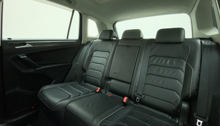2018 Volkswagen TIGUAN HIGHLINE A/T, Diesel, Automatic, 66,478 km, Right Side Rear Door Cabin