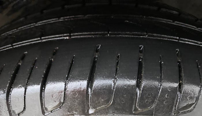 2018 Volkswagen TIGUAN HIGHLINE A/T, Diesel, Automatic, 66,478 km, Right Front Tyre Tread