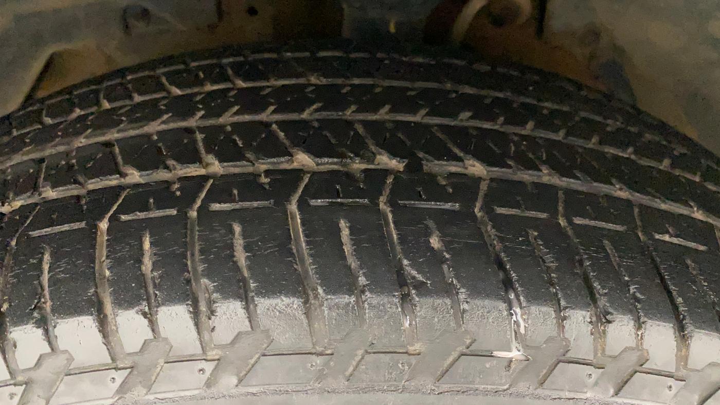 2016 Mahindra XUV500 W10, Diesel, Manual, 54,975 km, Left Front Tyre Tread