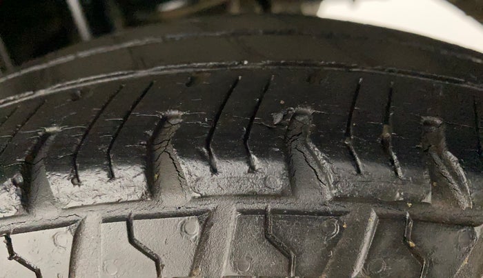 2017 Maruti Alto 800 LXI CNG, CNG, Manual, 31,905 km, Left Rear Tyre Tread
