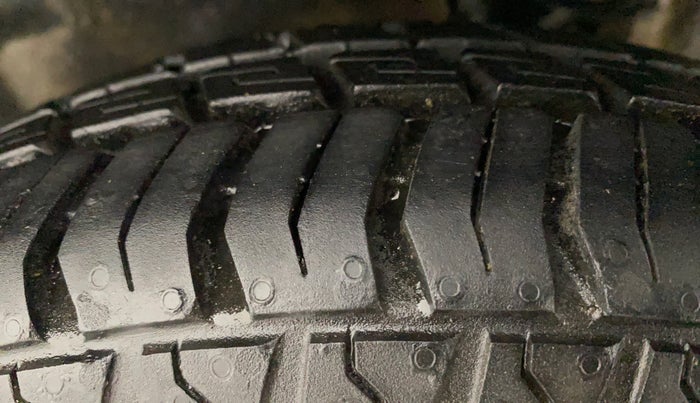 2017 Maruti Alto 800 LXI CNG, CNG, Manual, 31,905 km, Left Front Tyre Tread