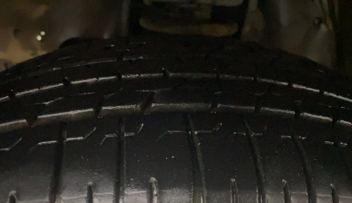 2017 Toyota Innova Crysta 2.4 GX 7 STR, Diesel, Manual, 86,454 km, Left Front Tyre Tread