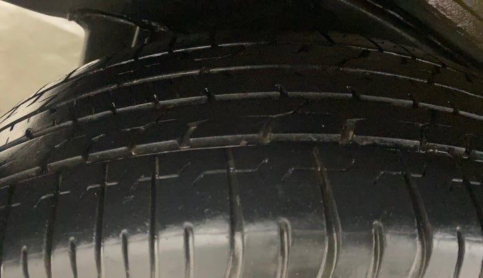 2017 Toyota Innova Crysta 2.4 GX 7 STR, Diesel, Manual, 86,454 km, Right Rear Tyre Tread
